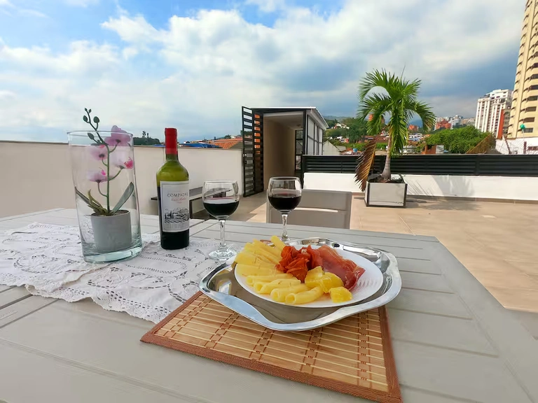 Suite tipo apartamento boutique en San Antonio Cali con patio privado