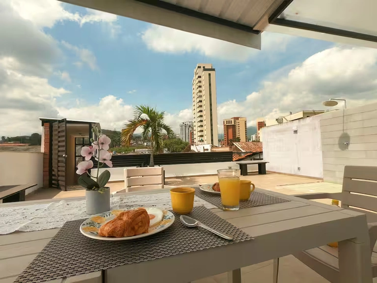 Suite tipo apartaestudio céntrico en San Antonio Cali con patio privado y azotea